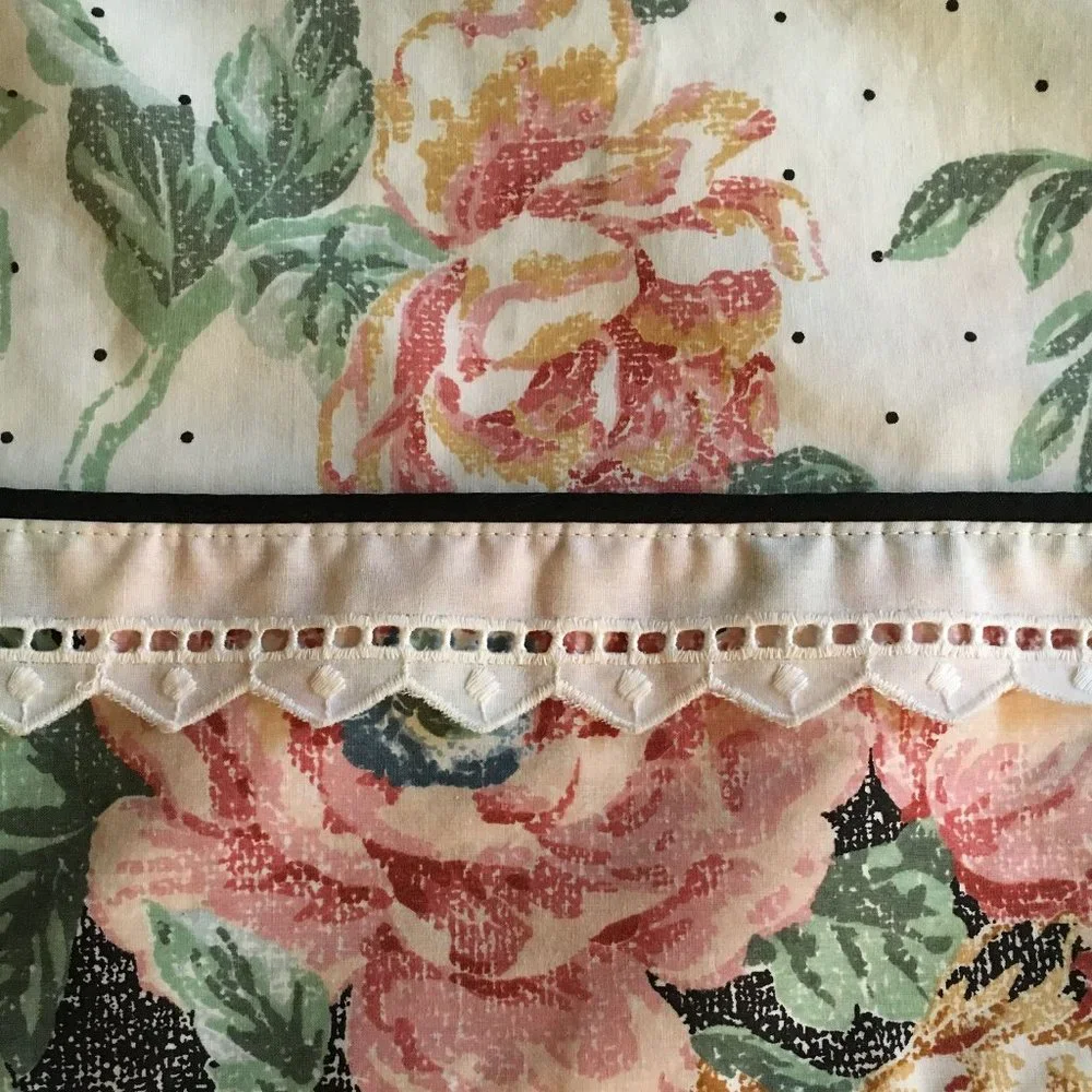 VTG Full Flat Bed Sheet - Flowers and Polka Dots with a Black Floral Border